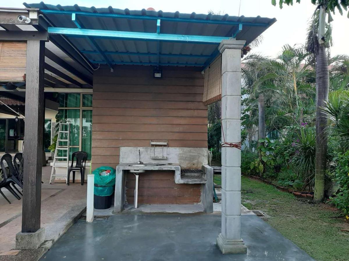 Melaka Beachfront Villa With Pool Ngoại thất bức ảnh