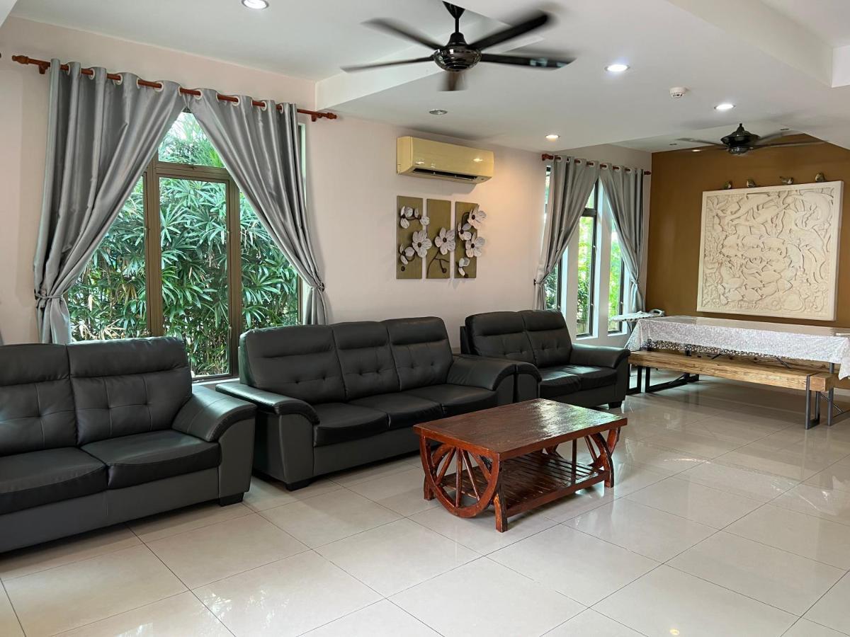 Melaka Beachfront Villa With Pool Ngoại thất bức ảnh