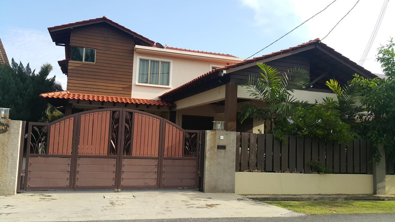 Melaka Beachfront Villa With Pool Ngoại thất bức ảnh