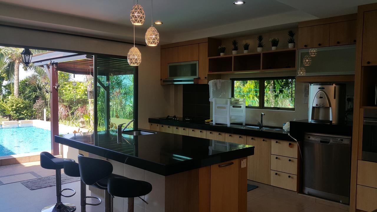 Melaka Beachfront Villa With Pool Ngoại thất bức ảnh