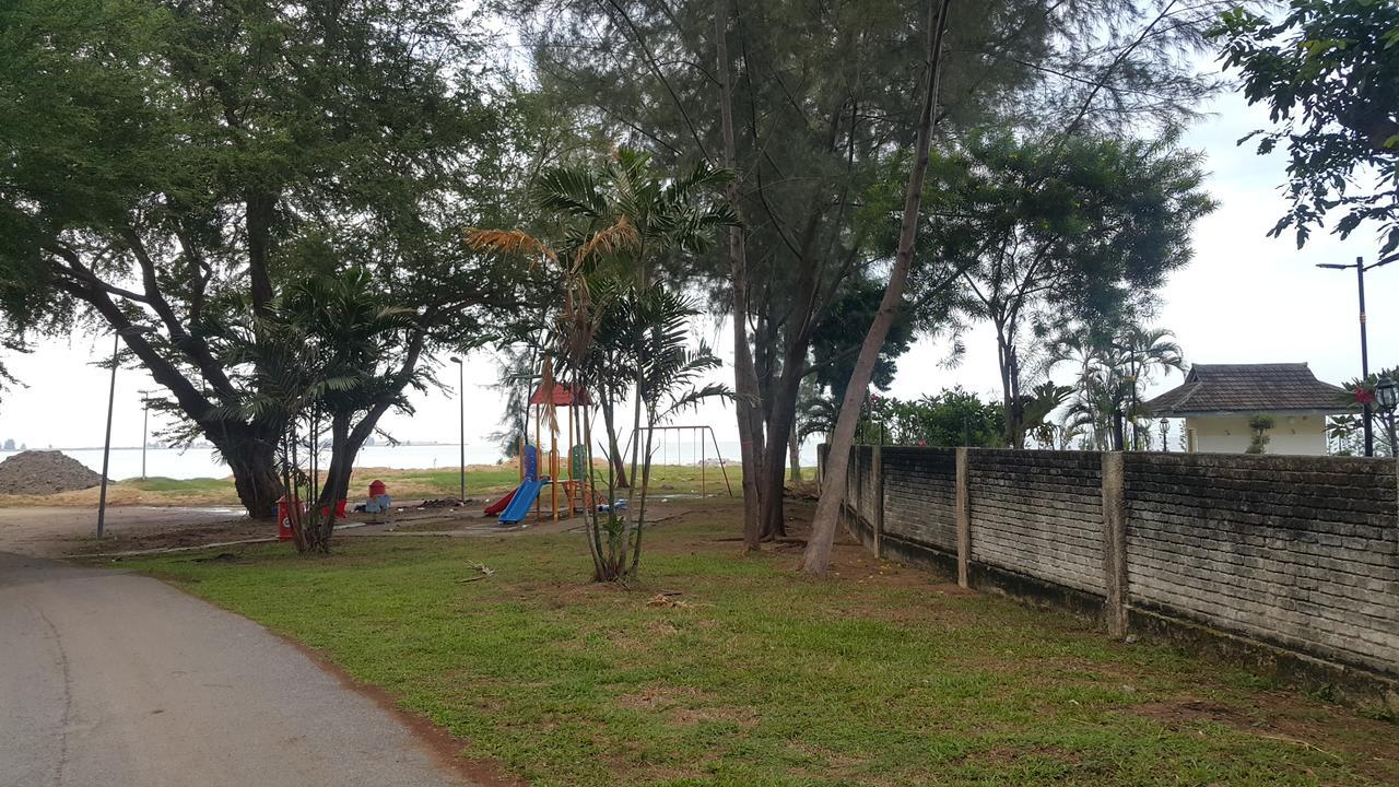 Melaka Beachfront Villa With Pool Ngoại thất bức ảnh