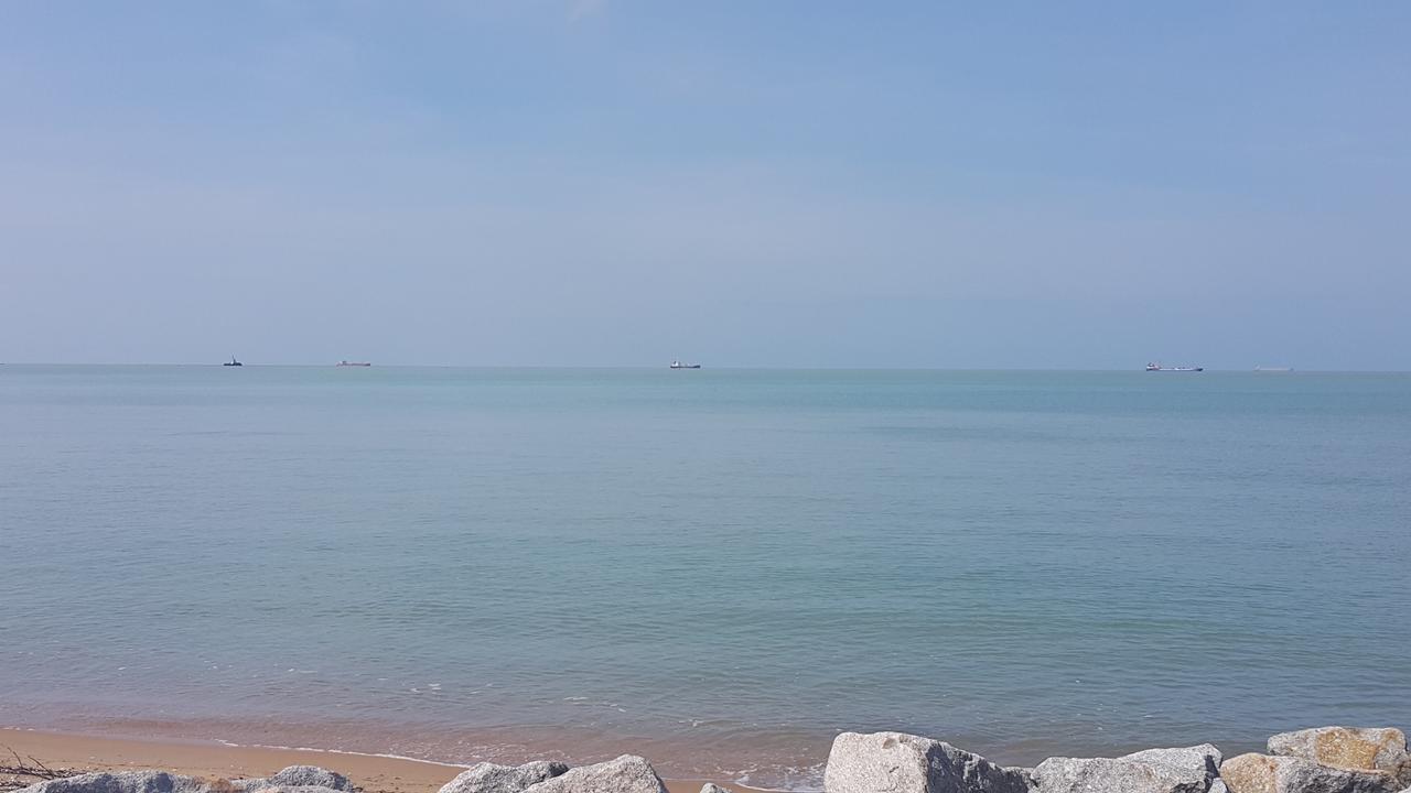 Melaka Beachfront Villa With Pool Ngoại thất bức ảnh