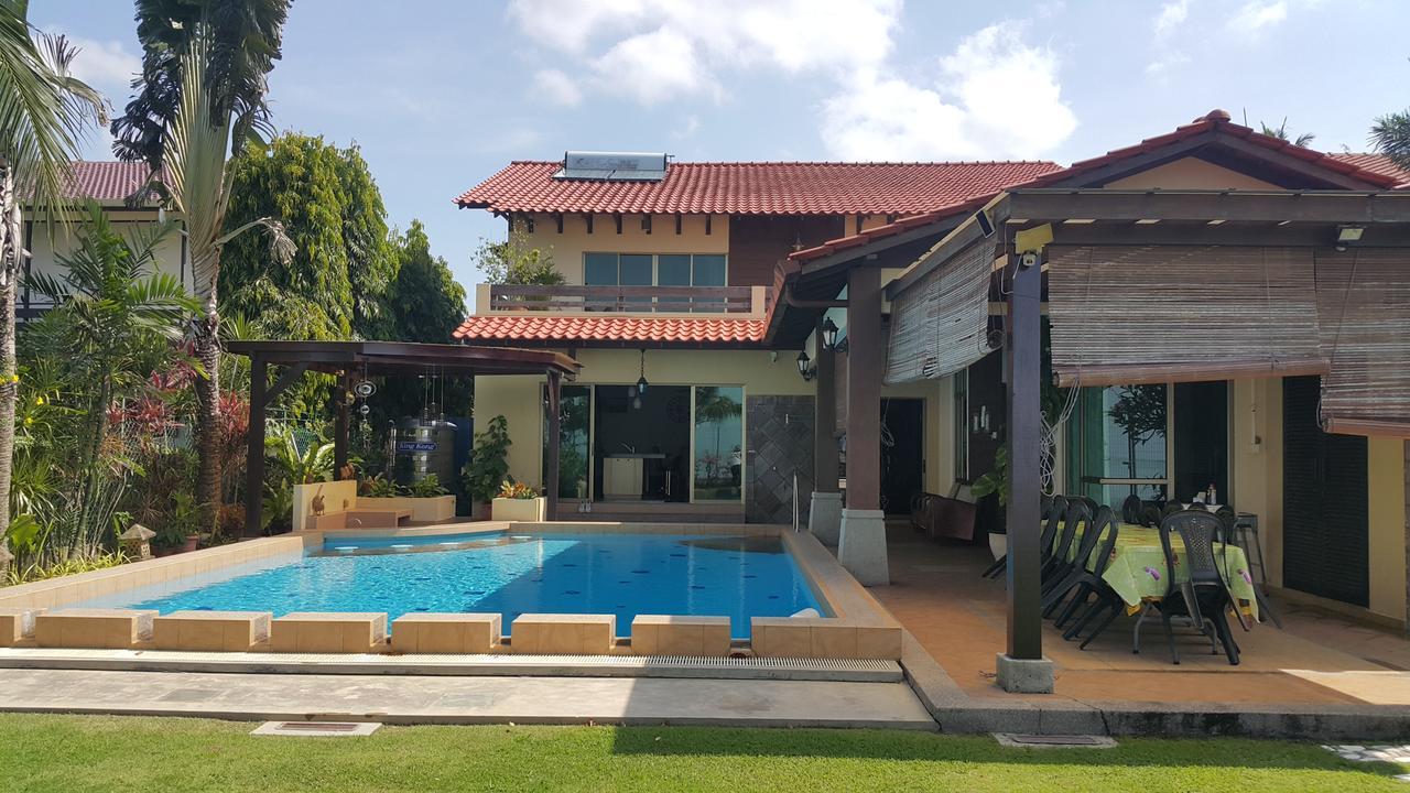 Melaka Beachfront Villa With Pool Ngoại thất bức ảnh
